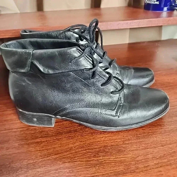 Liz Baker Vintage booties. Size 7 M - Picture 11 of 11